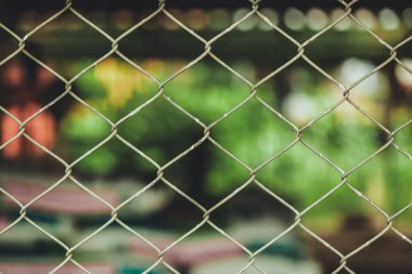 Paslı zincir bağlantı çit üzerinde örgü çelik arka plan bulanıklık.