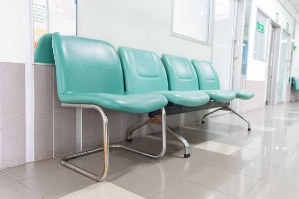 病院の廊下で空の緑待っている椅子. — ストック写真