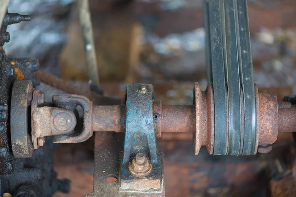 Eski paslı şanzıman ve grunge petrol di ile tahrik mili parçası — Stok fotoğraf