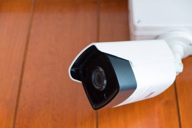Güvenlik kamerası veya ahşap duvar odadaki Cctv kamera.