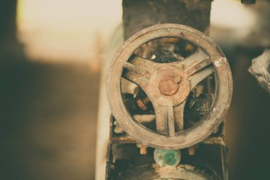 Eski paslı şanzıman ve grunge petrol di ile tahrik mili parçası