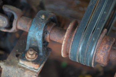 Eski paslı şanzıman ve grunge petrol di ile tahrik mili parçası