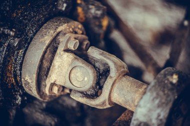 Eski paslı şanzıman ve grunge petrol di ile tahrik mili parçası