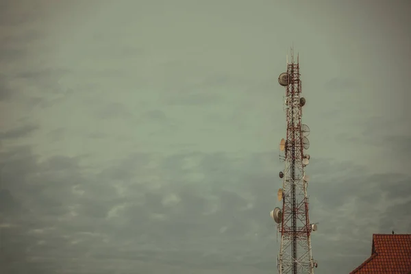 Menara antena telepon seluler dengan langit biru dan c — Stok Foto