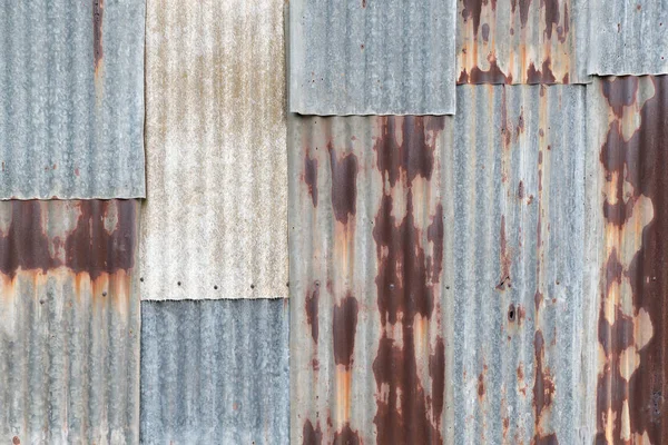 Παλιό σκουριασμένο κυματοειδές κασσίτερου ψευδαργύρου μεταλλικό τοίχο σε vintage ύφος. — Φωτογραφία Αρχείου