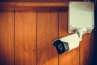 Güvenlik kamerası veya ahşap duvar odadaki Cctv kamera.