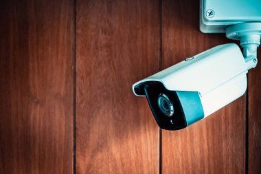 Güvenlik kamerası veya ahşap duvar odadaki Cctv kamera.