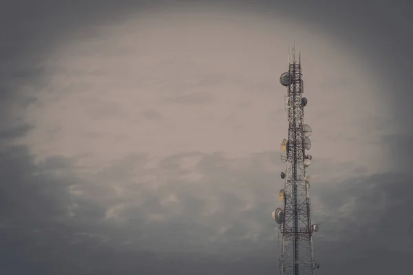 Mobilfunkantennenmast mit blauem Himmel und C — Stockfoto