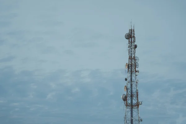 Menara antena telepon seluler dengan langit biru dan c — Stok Foto