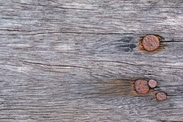 Primo piano di fondo grunge legno scuro con unghie arrugginite. legno — Foto Stock