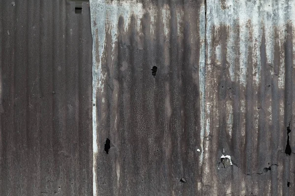 Vecchia parete di metallo ondulato arrugginito stagno zinco in tono vintage . — Foto Stock