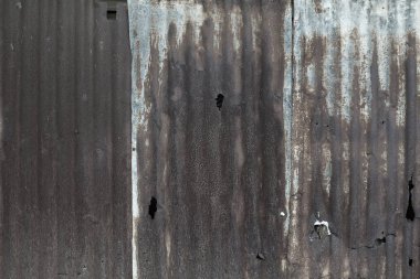 Eski paslı oluklu teneke çinko metal duvar vintage ses tonuyla.