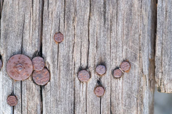 Primo piano di fondo grunge legno scuro con unghie arrugginite. legno — Foto Stock