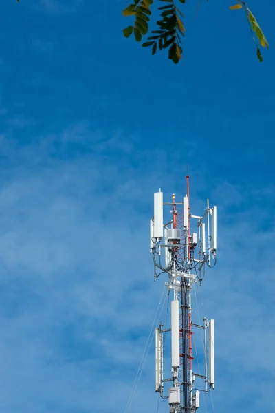 Torre de la antena de la comunicación del teléfono móvil con el cielo azul y c — Foto de Stock