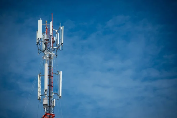 Mobilní telefon komunikační anténa věž s modrou oblohu a c — Stock fotografie