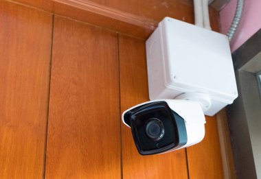 Güvenlik kamerası veya ahşap duvar odadaki Cctv kamera.