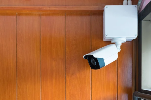 Aparat bezpieczeństwa lub kamery Cctv na drewniane ściany w pokoju. — Zdjęcie stockowe