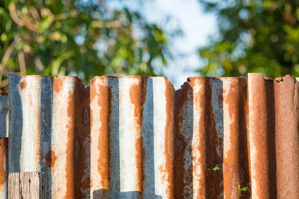 Old rusty corrugated tin zinc metal wall in vintage tone. — Stock Photo, Image