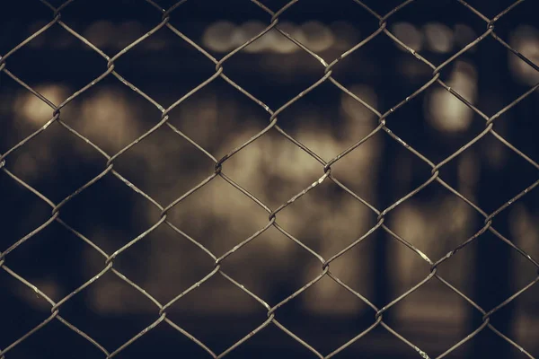 Ржавое звено цепи Забор из стальной сетки на размытом фоне . — стоковое фото