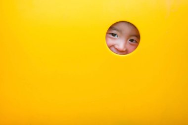 Oynama ve playg, sarı tünelde gülümseyen sevimli Asya çocuk