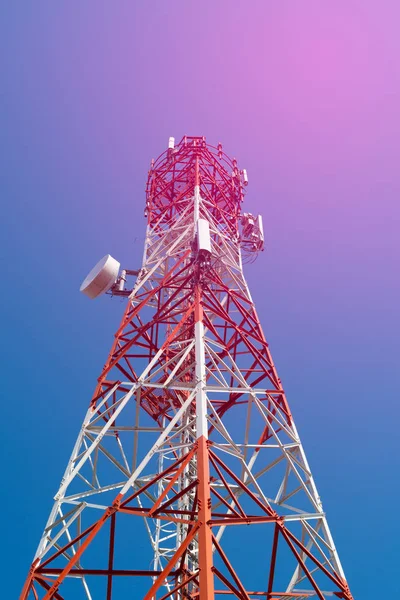 Tour d'antenne de communication de téléphone portable avec antenne parabolique sur — Photo
