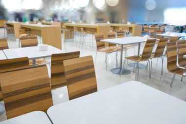 İç beyaz masa ve food court shoppi üzerinde ahşap masa