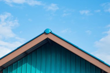 Galvanizli sac (çinko levha) bina ve mavi gökyüzü ile çatı. 