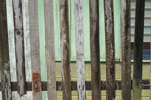 Oude, grunge hek hout panelen die gebruikt worden als achtergrond — Stockfoto