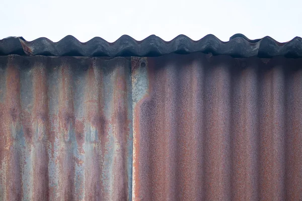 Gamla rostiga korrugerad tin zinkmetall vägg i vintage ton. — Stockfoto