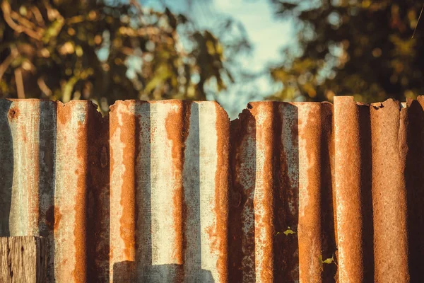Old rusty corrugated tin zinc metal wall in vintage tone. — Stock Photo, Image
