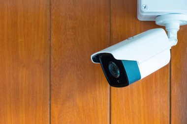 Güvenlik kamerası veya ahşap duvar odadaki Cctv kamera.