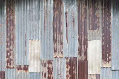 Eski paslı oluklu teneke çinko metal duvar vintage ses tonuyla.