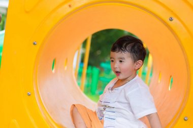 Oynama ve playg, sarı tünelde gülümseyen sevimli Asya çocuk
