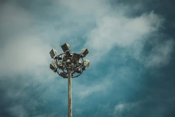 Lâmpada pós indústria de eletricidade com céu azul. Torre de holofotes . — Fotografia de Stock