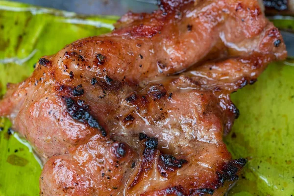 Parrilla de cerdo en la hoja de plátano poco profundo DOF . — Foto de Stock