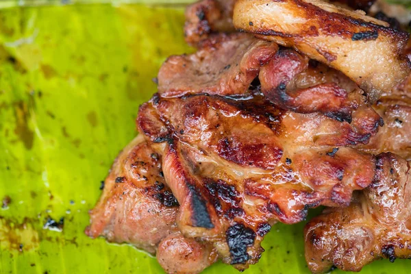 Parrilla de cerdo en la hoja de plátano poco profundo DOF . — Foto de Stock