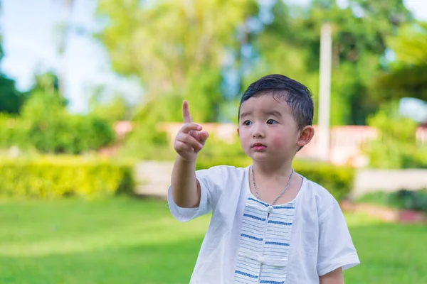 Asiático pequeno Kid apontando para cima por dedos para algo ou vazio co — Fotografia de Stock