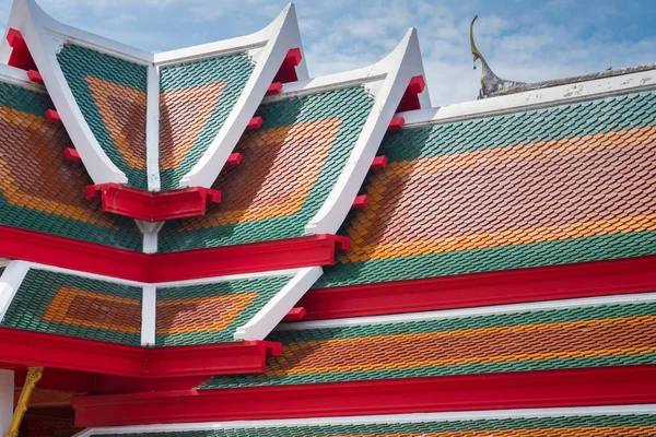 Struttura di tegola di tetto in tempio Theravada, Esterno di Buddista tailandese — Foto Stock