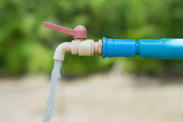 Wassertropfen aus altem Chromhahn und Wasserleitung. — Stockfoto