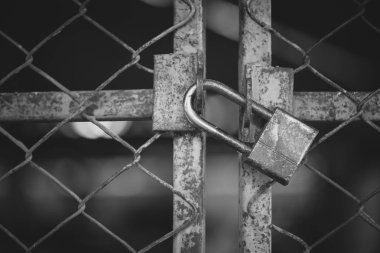 metal kilitleme kapı güvenlik koruma asma kilit kapalı.