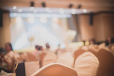 Büyük yemek masası düğün için ayarla soyut bulanık görüntü di