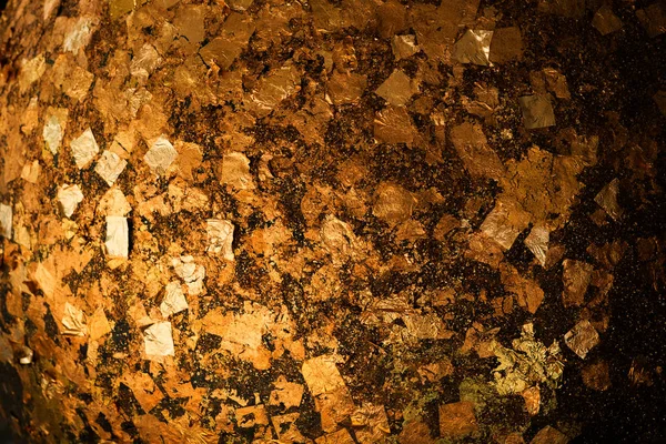Feuilles d'or collées sur la surface de Luuk Nimit pierres rondes pour — Photo