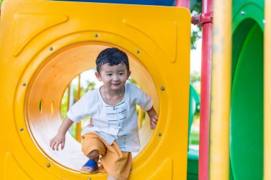 Oynama ve playg, sarı tünelde gülümseyen sevimli Asya çocuk