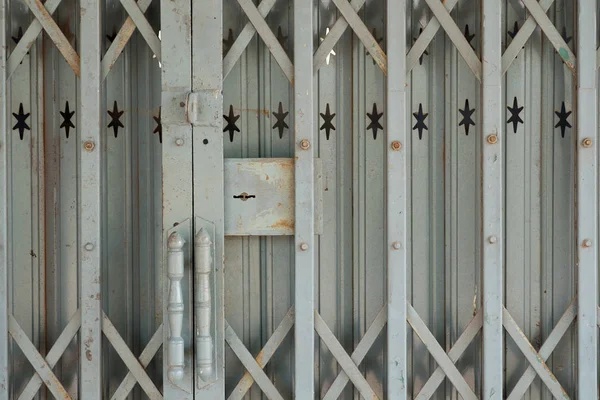 A porta de aço enferrujado com fundo de bloqueio tom vintage . — Fotografia de Stock