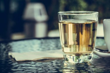 Portre, bir fincan çay tablo. Vintage sesi.