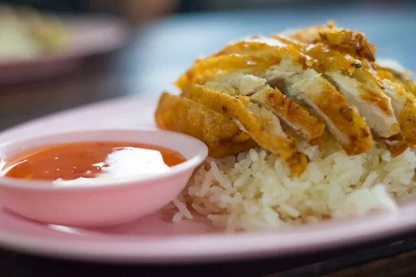 Palone kurczaka ryż z sosem i warzyw na talerzu na stole, — Zdjęcie stockowe