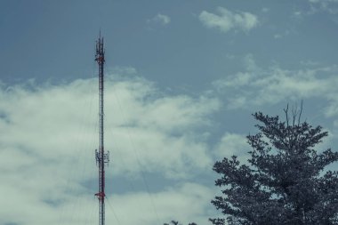 Cep telefonu iletişim anten Kulesi ile Merkezi bl üzerinde bulut