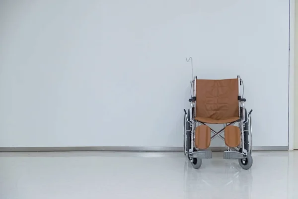 Fauteuil roulant vide pour le patient ou handicapé stationné dans une chambre vide à — Photo