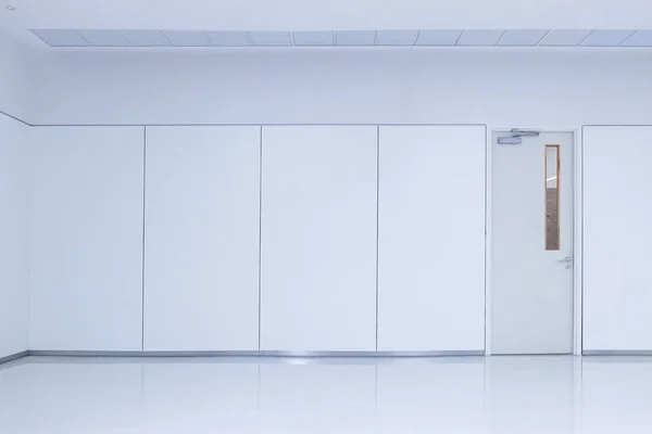 Camera bianca vuota con pavimento a soffitto e porta, nessuno spazio inter — Foto Stock