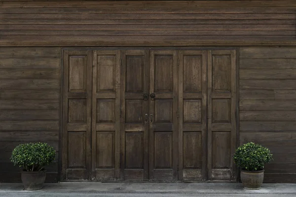 Alte Grunge-Holz einfache Tür und Holzwand — Stockfoto
